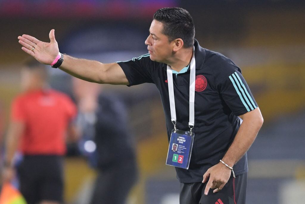 Héctor Cardenas, entrenador de la Selección Colombia Sub-20 durante el juego ante Uruguay por el Sudamericano (Photo by DANIEL MUNOZ / AFP) (Photo by DANIEL MUNOZ/AFP via Getty Images)