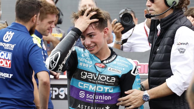 Motegi (Japan), 06/10/2024.- CFMOTO rider David Alonso of Colombia (C), winner and Moto3 World Champion, celebrates after the Moto3 race of the Motorcycling Grand Prix of Japan in Motegi, north of Tokyo, Japan, 06 October 2024. (Motociclismo, Ciclismo, Japón, Tokio) EFE/EPA/FRANCK ROBICHON