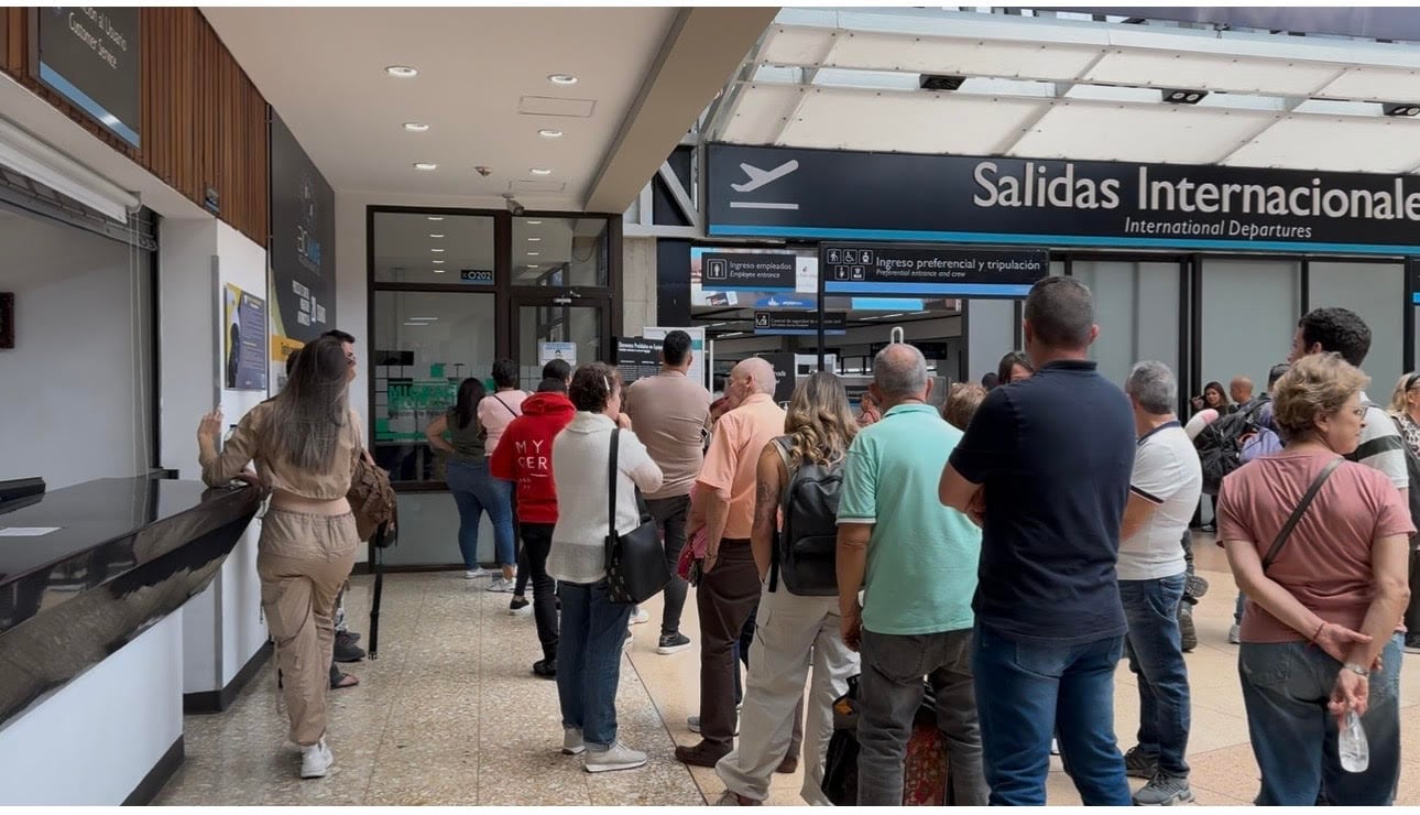 Filas extensas en el punto de Biomig instalado en el aeropuerto internacional José María Córdova de Rionegro, Antioquia. Foto: Caracol Radio.