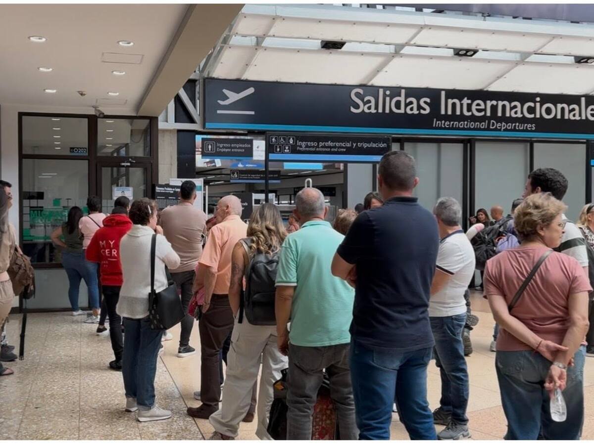 Migración admite falta de infraestructura en aeropuerto de Rionegro para atender flujo de viajeros