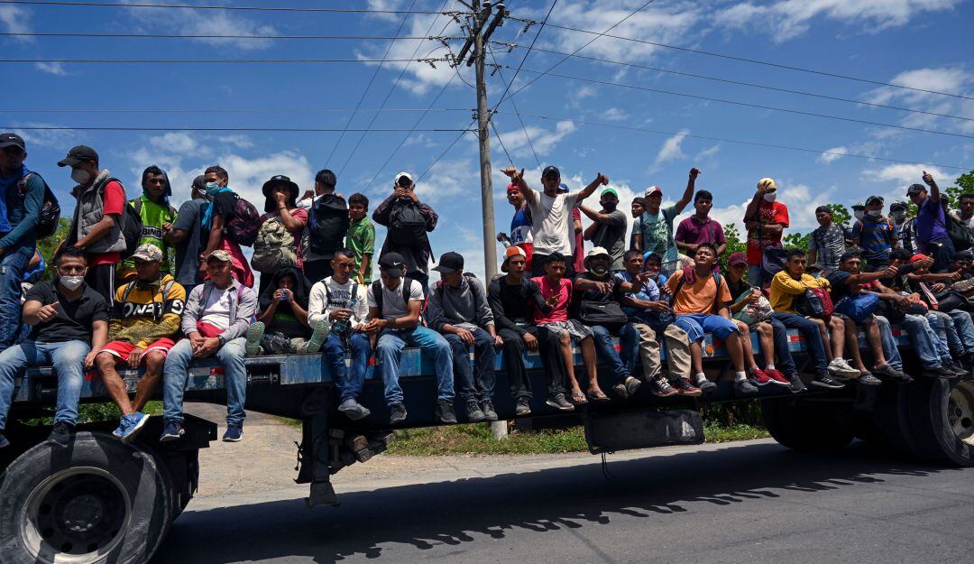 Migrantes centroamericanos cruzando la frontera entre Guatemala y Honduras.
