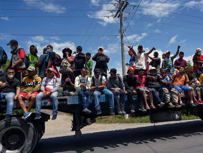 Migrantes centroamericanos cruzando la frontera entre Guatemala y Honduras.