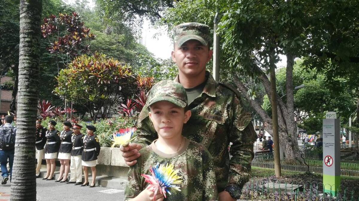La conmemoración de la independencia de Colombia se hizo en el parque donde esta la estatua del libertador, Simón Bolívar que recibió simbólicamente una ofrenda floral.