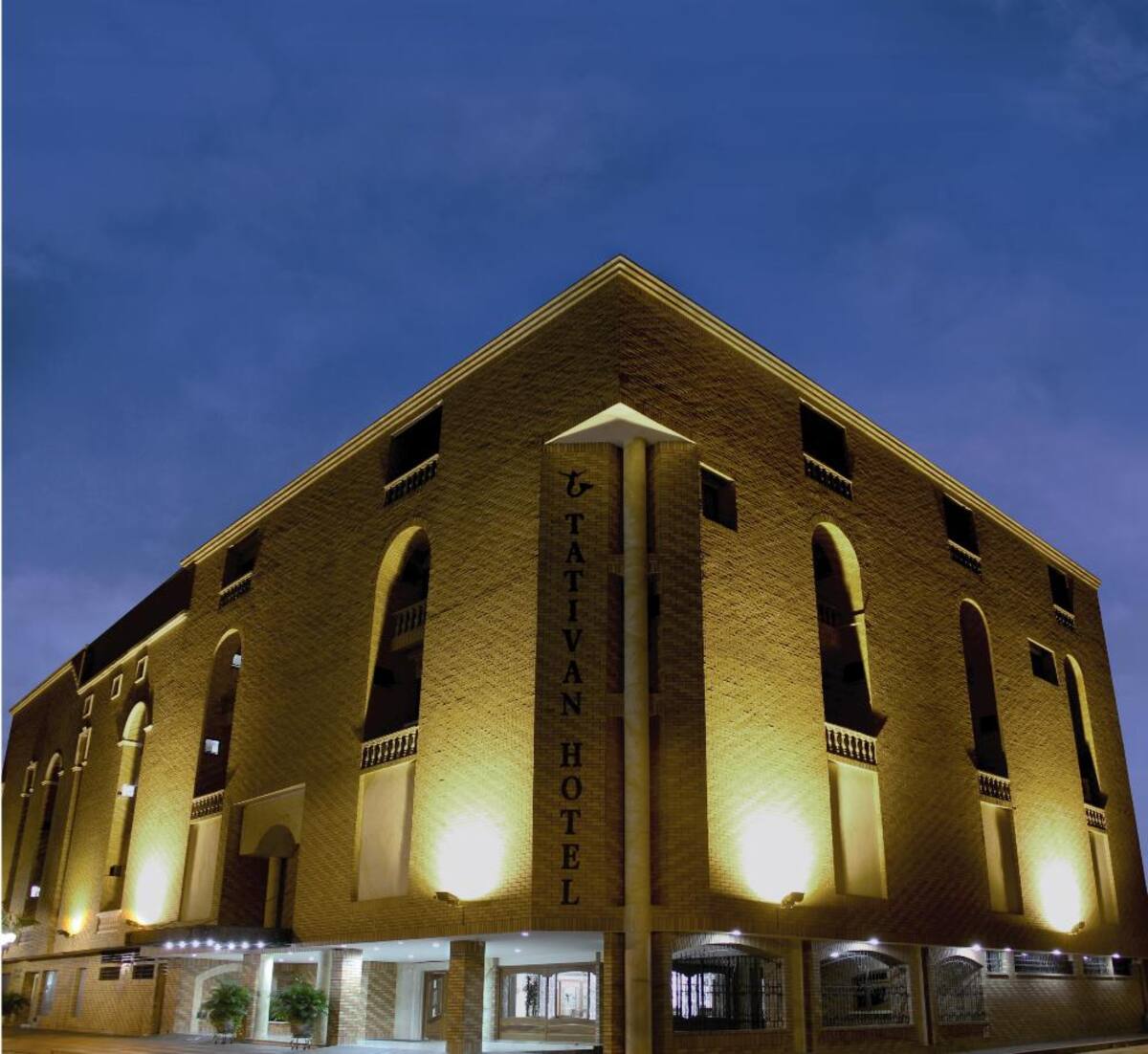 Situado estratégicamente a 10 minutos del aeropuerto Alfonso López, en el mejor sector empresarial y financiero del centro de la ciudad.