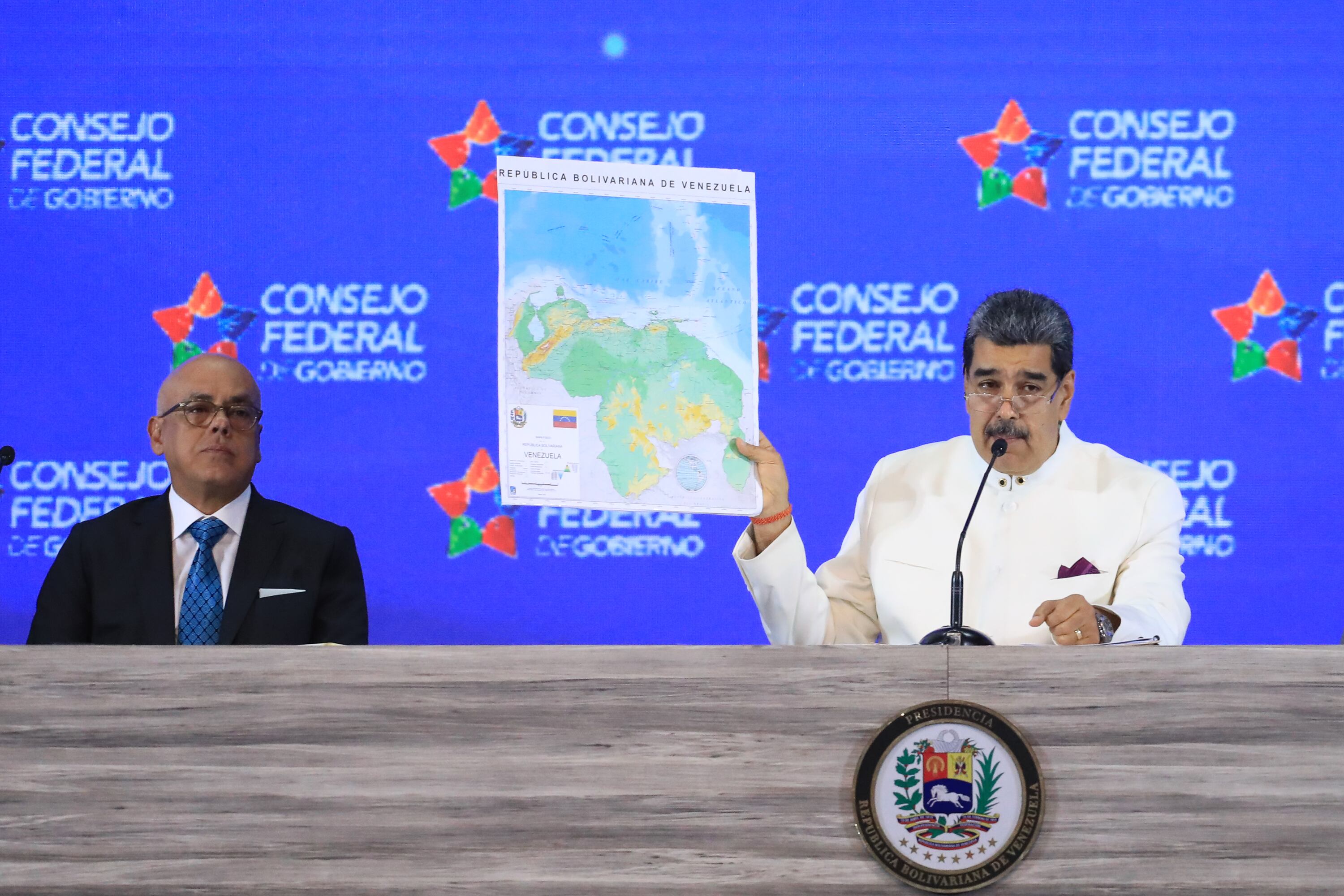 CARACAS (VENEZUELA.- Fotografía cedida por el Palacio de Miraflores del presidente de Venezuela, Nicolás Maduro, sosteniendo un mapa de Venezuela con la zona de Guyana, en un acto de gobierno en Caracas (Venezuela).