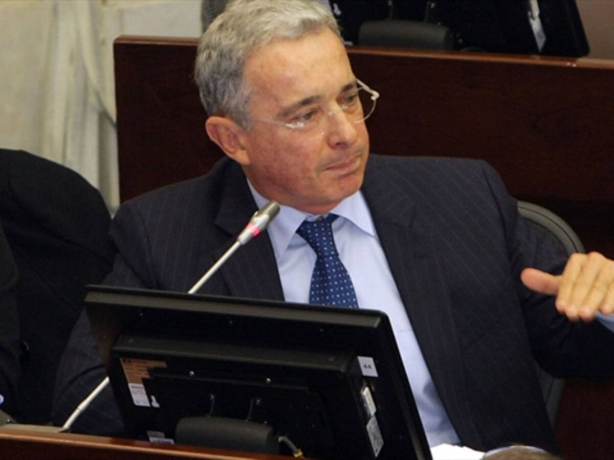 Uribe defiende con 15 tweets a María del Pilar Hurtado