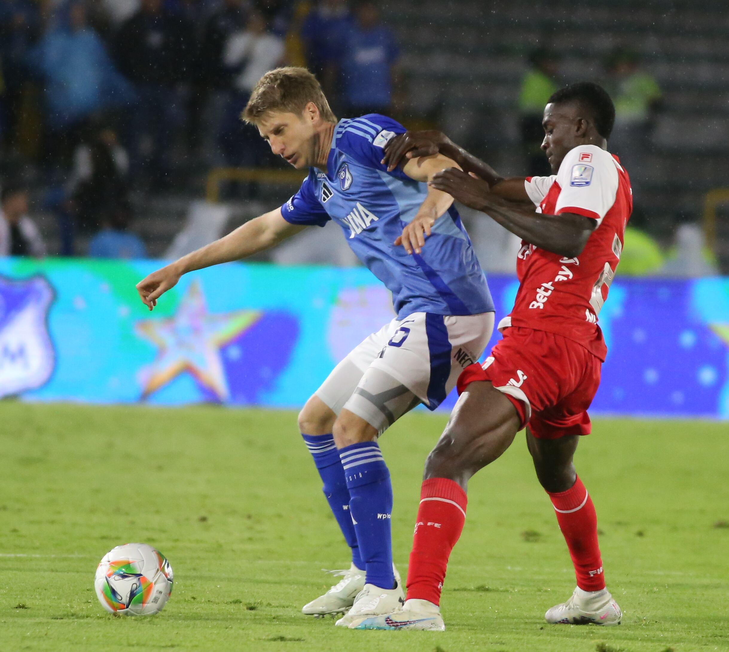 Andres Llinas of Millonarios F.C. and Ewil Murillo of Independiente Santa Fe fight for the ball in a match on matchday 6 between Millonarios F.C. and Independiente Santa Fe, semifinal quadrangulars, as part of the Liga BetPlay DIMAYOR I 2025, played at Nemesio Camacho El Campin Stadium in Bogota, Colombia. (Photo by Daniel Garzon Herazo/NurPhoto via Getty Images)