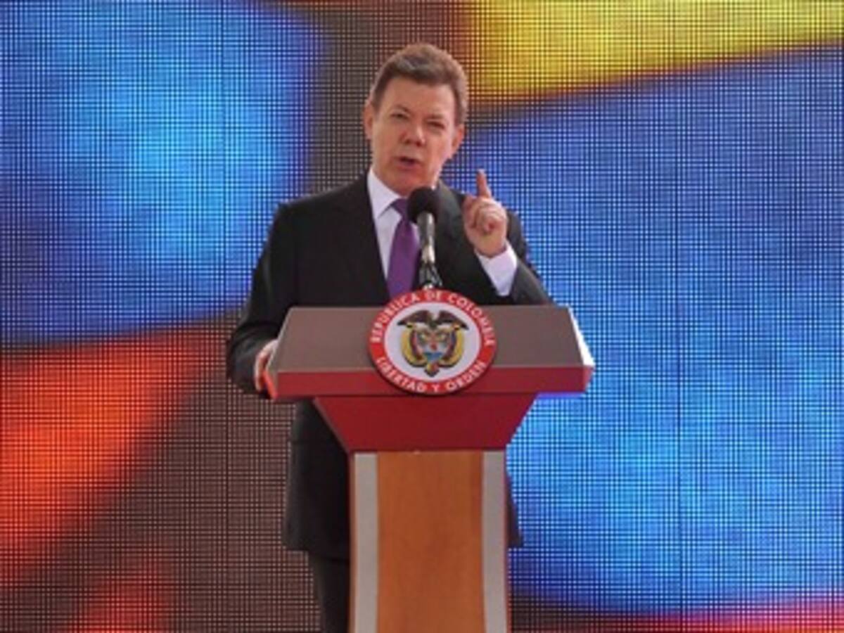 Leve baja sufre la imagen del presidente Santos