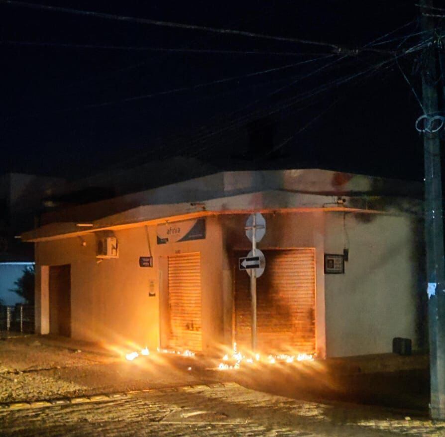 En señal de protesta, los manifestantes incendiaron las oficinas de Afinia en Ayapel, Córdoba.