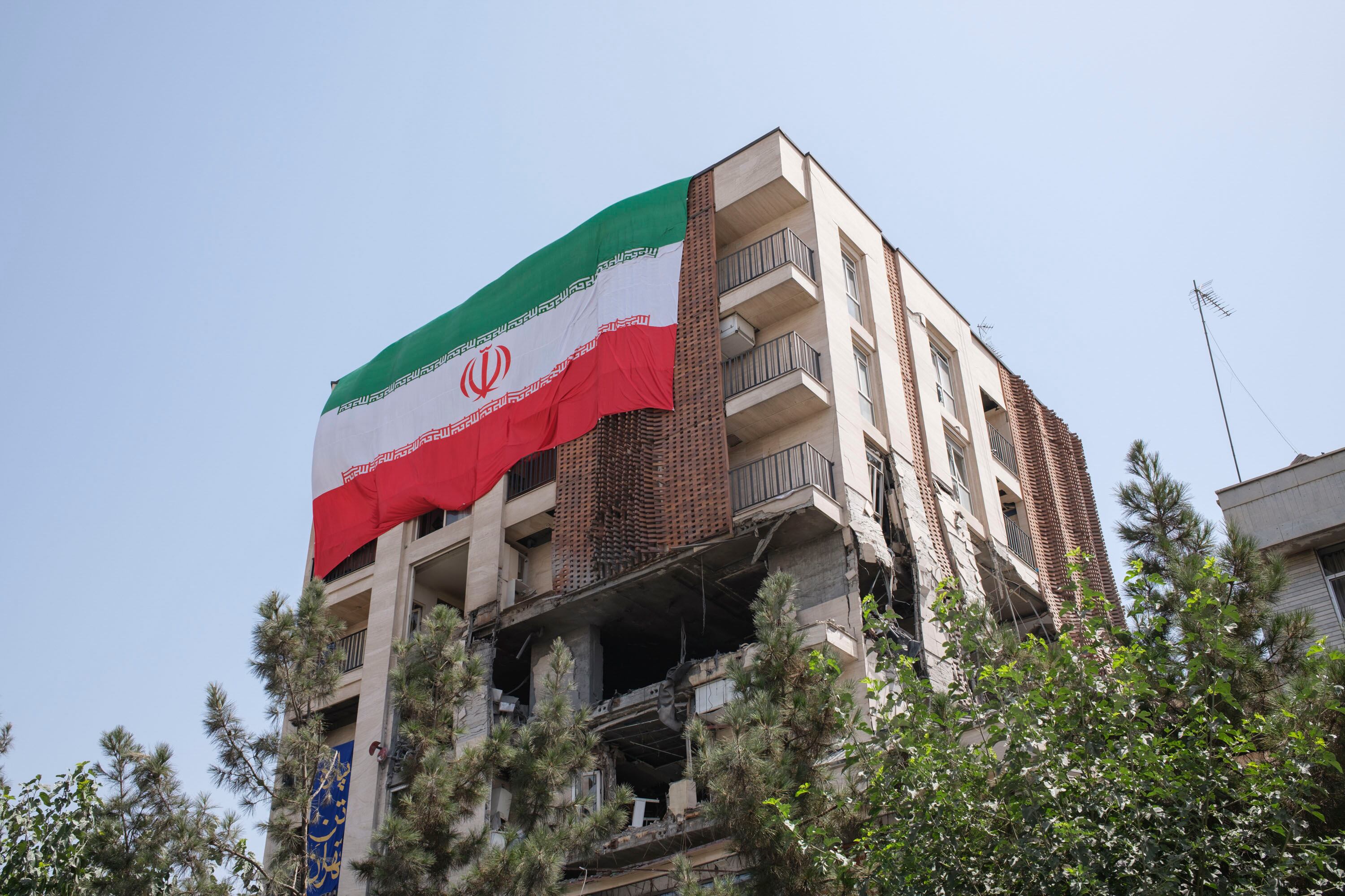TEHERÁN, 25/06/2025.- Vista de un edificio que fue alcanzado por un proyectil israelí en el área de Marzdaran de Teherán. Los iraníes han recibido con alivio el alto el fuego que puso fin a la guerra con Israel tras 12 días de bombardeos que causaron 627 muertos y que provocó la huída de miles de personas de la capital, aunque pervive la incertidumbre ante el futuro. EFE/Jaime León