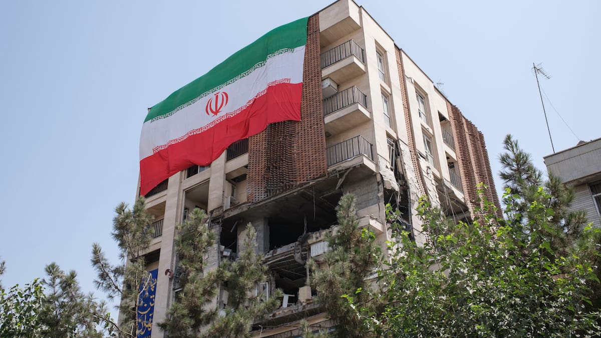 Muchos iraníes celebran a gritos desde las ventanas en Teherán supuesta muerte de Jameneí