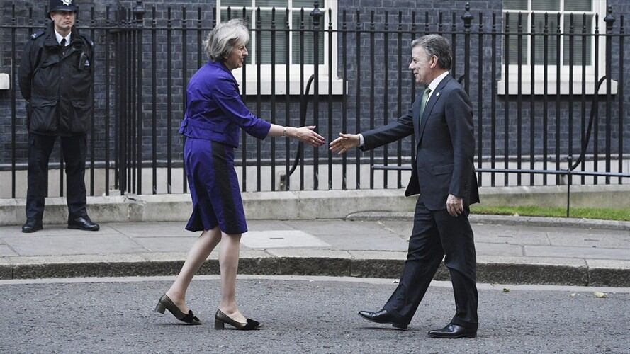 La primera ministra británica, Theresa May, recibe al presidente de Colombia, Juan Manuel Santos, durante su reunión en el número 10 de Downing Street, en Londres, Reino Unido. Foto: Agencia EFE