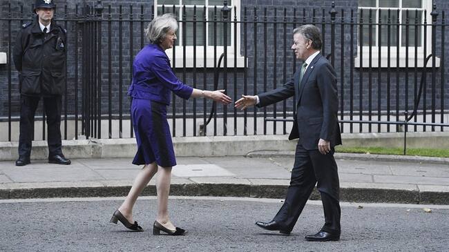 La primera ministra británica, Theresa May, recibe al presidente de Colombia, Juan Manuel Santos, durante su reunión en el número 10 de Downing Street, en Londres, Reino Unido. Foto: Agencia EFE