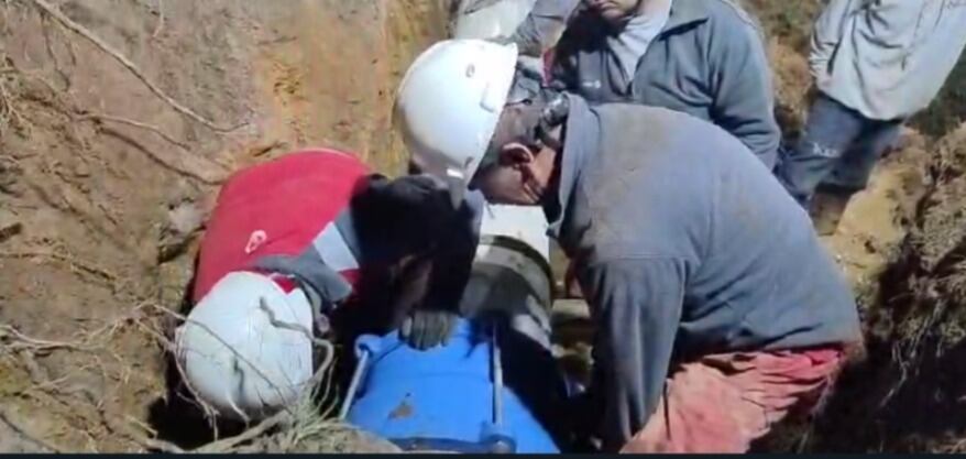 El equipo técnico de Veolia Aguas de Tunja trabajó hasta la madrugada de este sábado en la reparación de la red en el barrio José Antonio Galán / Foto: Suministrada.