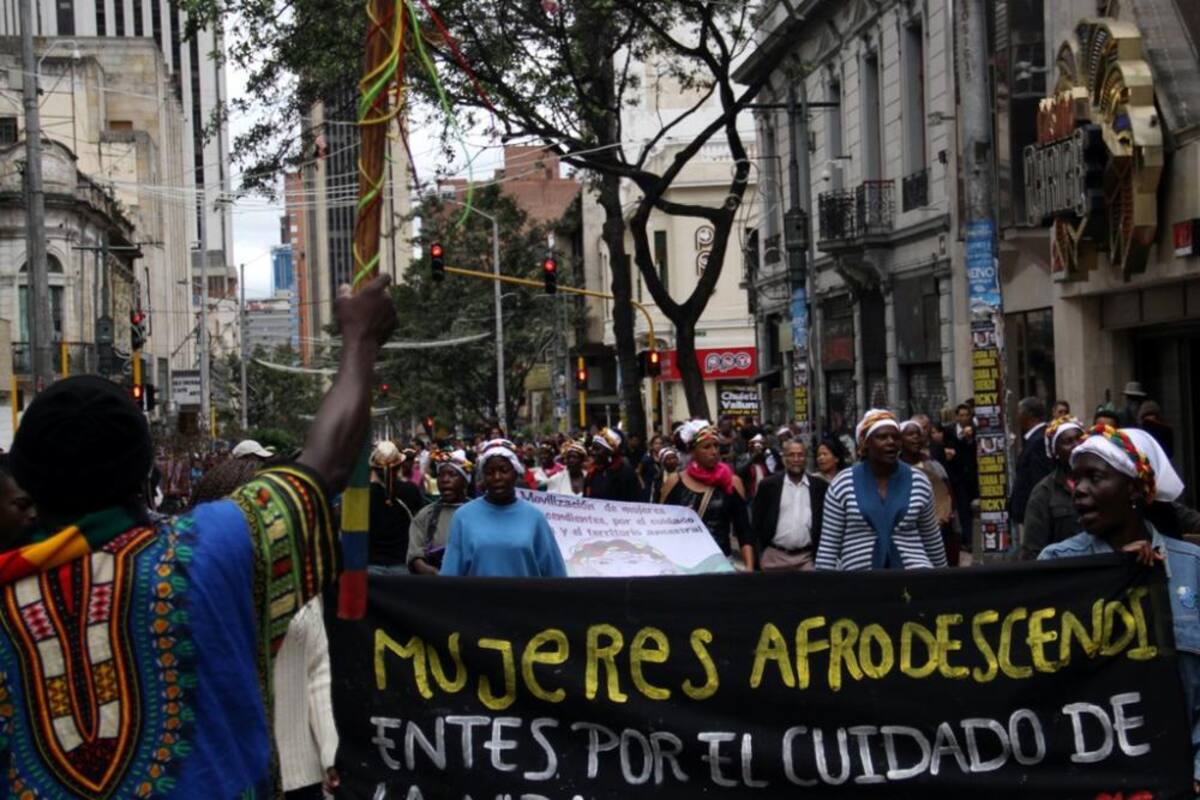 Recorrieron a pie desde el Cauca y llegaron a Bogotá exigiendo que pare la mineria ilegal porque contamina los rios y el habitad de su región.