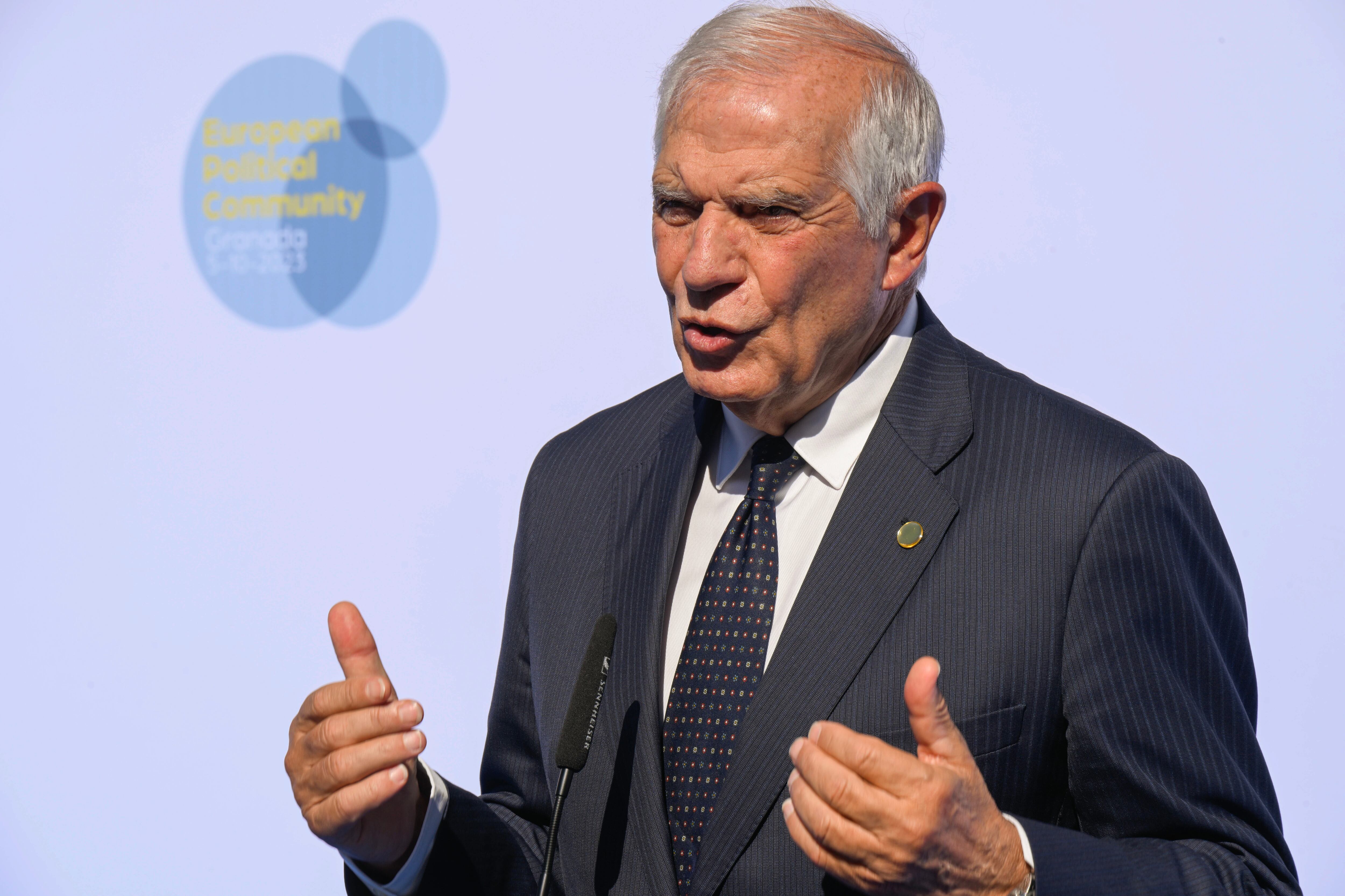 GRANADA, 5/010/23.- El Alto Representante de la Unión para Asuntos Exteriores y Política de Seguridad, Josep Borrell, a su llegada a la reunión de la comunidad Política Europea que se celebra en Granada en el marco de la Presidencia española del Consejo de la UE, este jueves. El presidente del Gobierno en funciones, Pedro Sánchez, actúa como anfitrión en la tercera reunión de la Comunidad Política Europea en la que hará una cerrada defensa del multilateralismo como vía para afrontar retos ante los que considera que todo el continente debe asumir un papel de liderazgo. EFE/ Miguel Ángel Molina