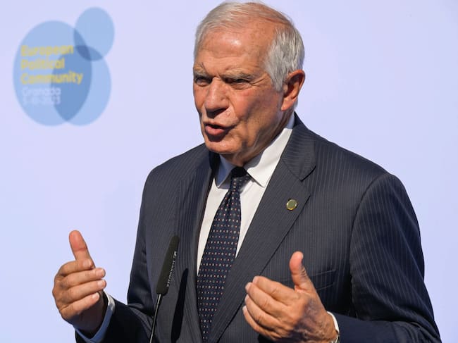 GRANADA, 5/010/23.- El Alto Representante de la Unión para Asuntos Exteriores y Política de Seguridad, Josep Borrell, a su llegada a la reunión de la comunidad Política Europea que se celebra en Granada en el marco de la Presidencia española del Consejo de la UE, este jueves. El presidente del Gobierno en funciones, Pedro Sánchez, actúa como anfitrión en la tercera reunión de la Comunidad Política Europea en la que hará una cerrada defensa del multilateralismo como vía para afrontar retos ante los que considera que todo el continente debe asumir un papel de liderazgo. EFE/ Miguel Ángel Molina