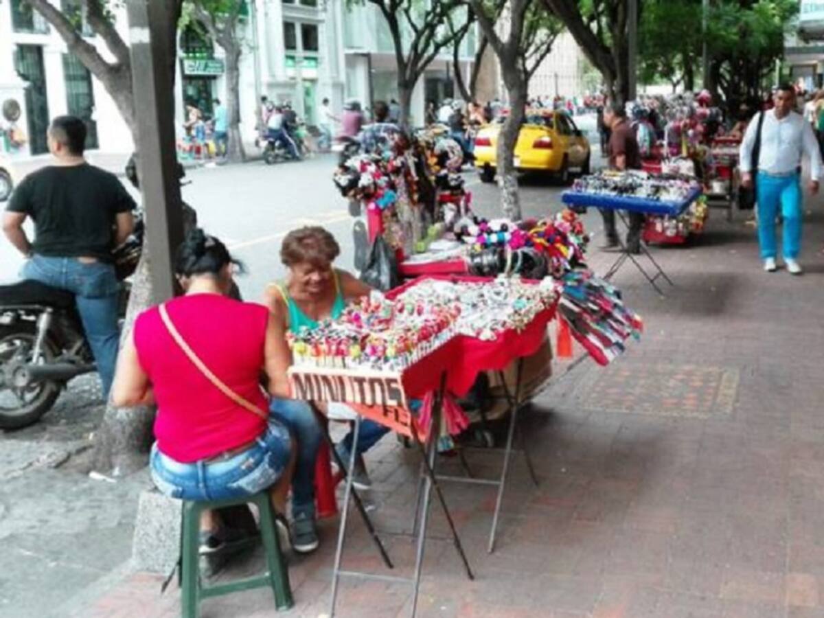 Retornan vendedores informales del parque Santander
