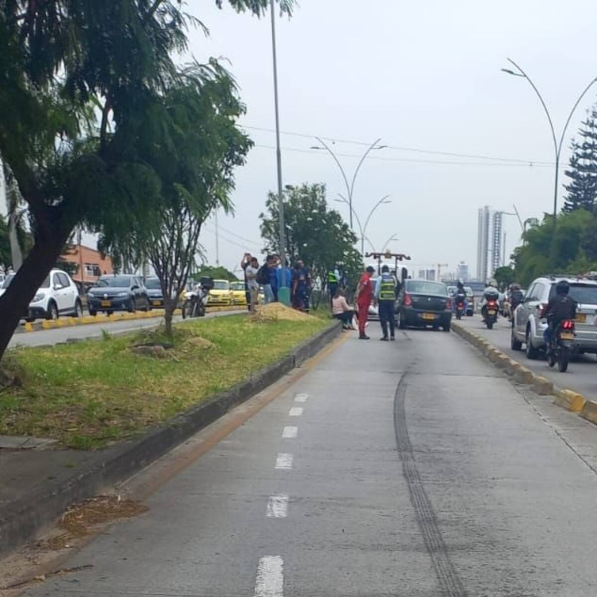 Caos en la autopista F/blanca - Bucaramanga por cuenta de un invasor del carril exclusivo