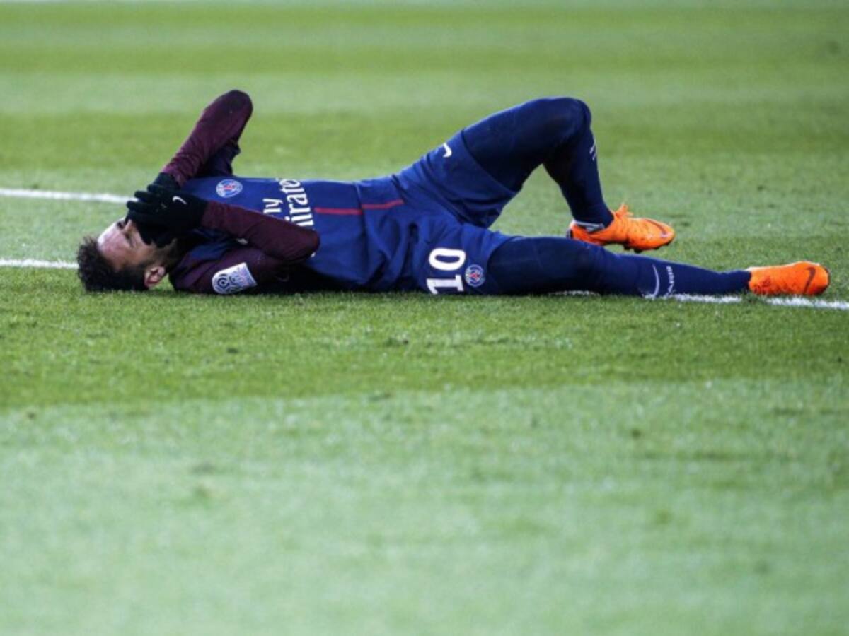 Padre de Neymar asegura que su hijo estará al menos seis semanas fuera