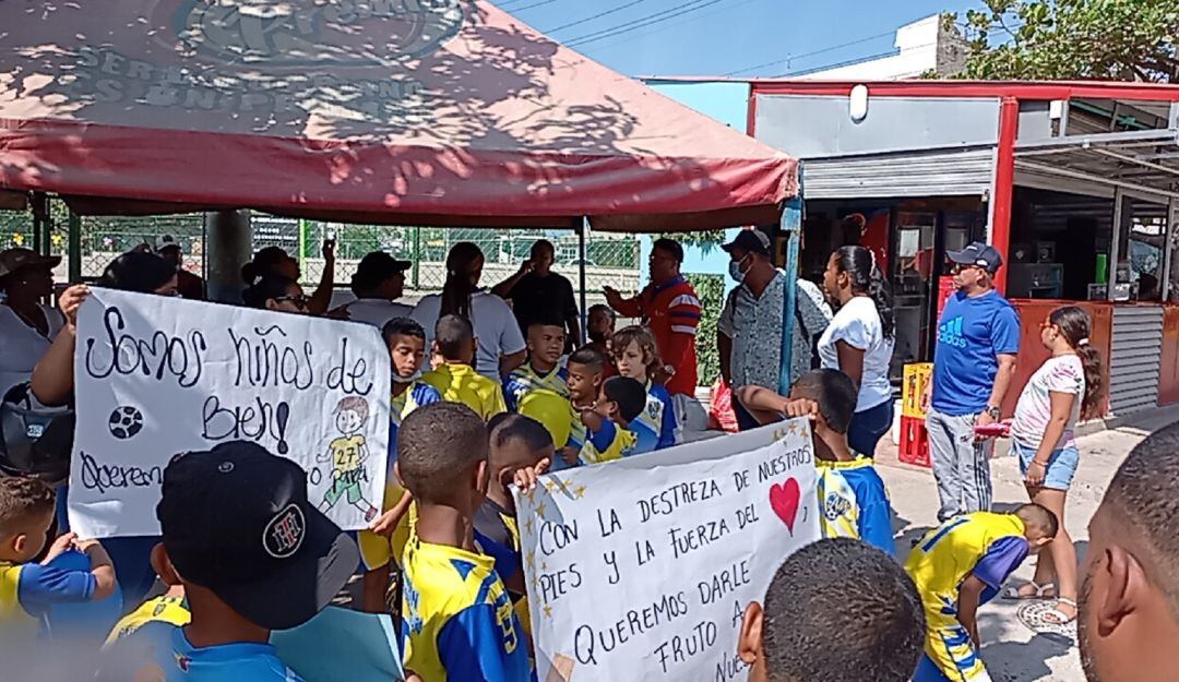 Habitantes de este barrio de Cartagena se mostraron inconformes porque en el escenario no dejan ingresar a los niños para practicar fútbol