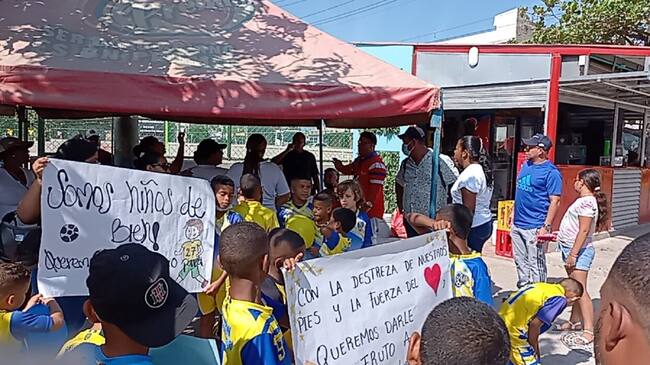 Habitantes de este barrio de Cartagena se mostraron inconformes porque en el escenario no dejan ingresar a los niños para practicar fútbol