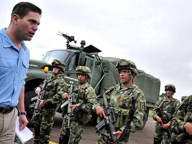 El ministro de Defensa, Juan Carlos Pinzón, aseguró que serán 2.400 miembros de la Policía , la Armada y el Ejército , los encargados de la intervención militar y de seguridad en la ciudad de Buenaventura, Valle del Cauca.