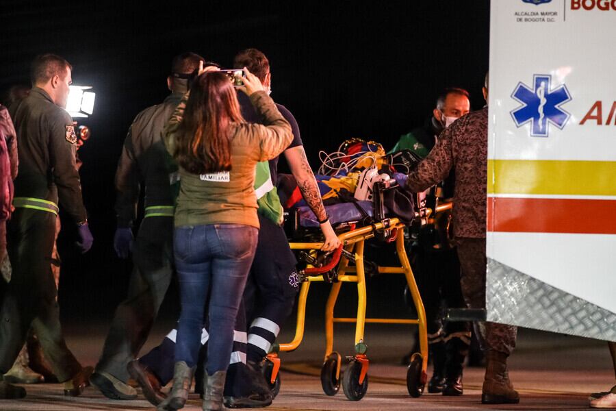 Llegada de los niños indígenas rescatados a la base aérea de CATAM en Bogotá. Colprensa