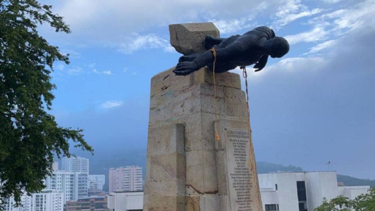 Denuncian penalmente a líderes Misak por tumbar estatua en Cali