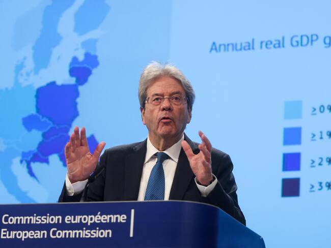 Brussels (Belgium), 15/02/2024.- European Commissioner in charge of Economy, Paolo Gentiloni, gives a press conference on the 2024 Winter Economic Forecast in Brussels, Belgium, 15 February 2024. Following subdued growth last year, the EU economy has entered 2024 on a weaker footing than expected. The European Commission's Winter Interim Forecast revises growth in both the EU and the euro area down to 0.5 percent in 2023, from 0.6 percent projected in the Autumn Forecast, and to 0.9 percent (from 1.3 percent) in the EU and 0.8 percent (from 1.2 percent) in the euro area in 2024. In 2025, economic activity is still expected to expand by 1.7 percent in the EU and 1.5 percent in the euro area. (Bélgica, Bruselas) EFE/EPA/OLIVIER HOSLET