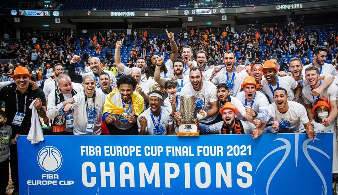 Braian Angola festeja el título cobijado con la bandera de Colombia.