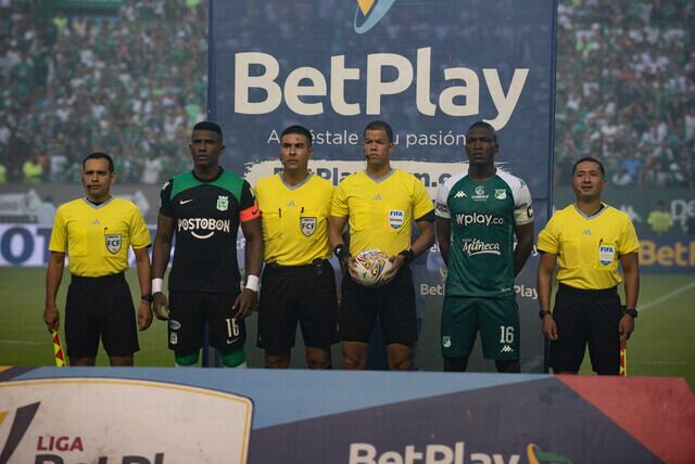 Richard Ortiz (esquina derecha) fue el árbitro agredido por la afición local / Colprensa.