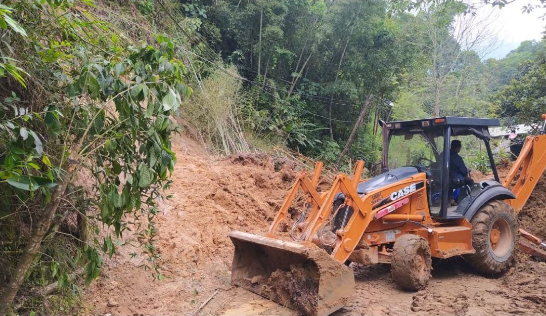Maquinaria del municipio removiendo derrumbes en Ibagué