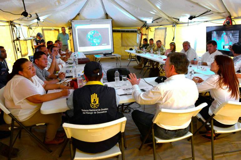 En Algarrobo, Magdalena, el presidente Juan Manuel Santos se reunió con la gobernadora Rosa Cotes y los alcaldes de los municipios inundados por el coletazo del huracán Mathew. Fotografía de Presidencia de la República