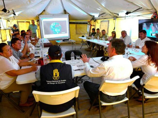 En Algarrobo, Magdalena, el presidente Juan Manuel Santos se reunió con la gobernadora Rosa Cotes y los alcaldes de los municipios inundados por el coletazo del huracán Mathew. Fotografía de Presidencia de la República