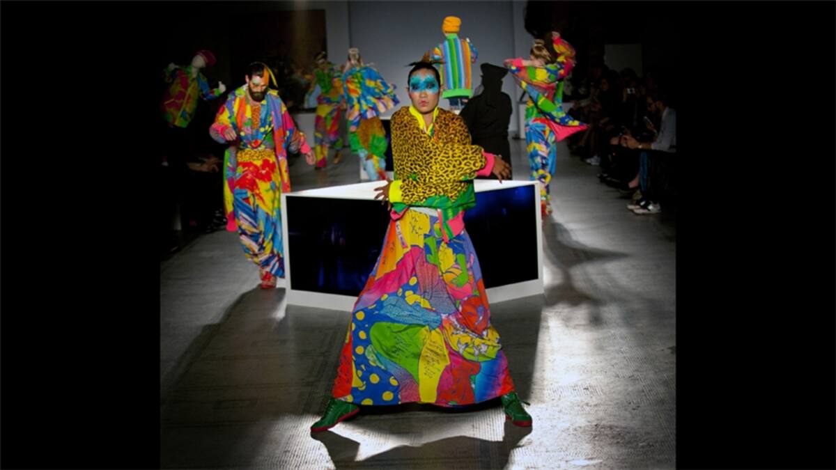 Londres celebró recientemente el regreso del diseñador japonés Kansai Yamamoto, sinónimo de diseños de vanguardia y de una sastrería escultórica que envuelve el cuerpo, tras más de 40 años de ausencia en las pasarelas de esta ciudad.