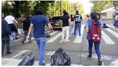 Dos vehículos atropellaron a cuatro estudiantes: dos mujeres y dos hombres, quienes resultaron con diversos traumas en los miembros inferiores.