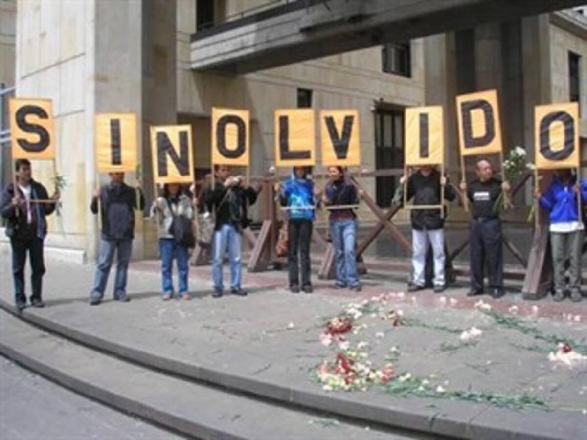 Víctimas de desaparición forzada protestan en la Defensoría del Pueblo