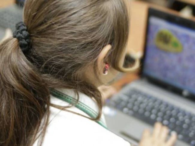 Niños en Colombia prefieren navegar en internet que comer y dormir