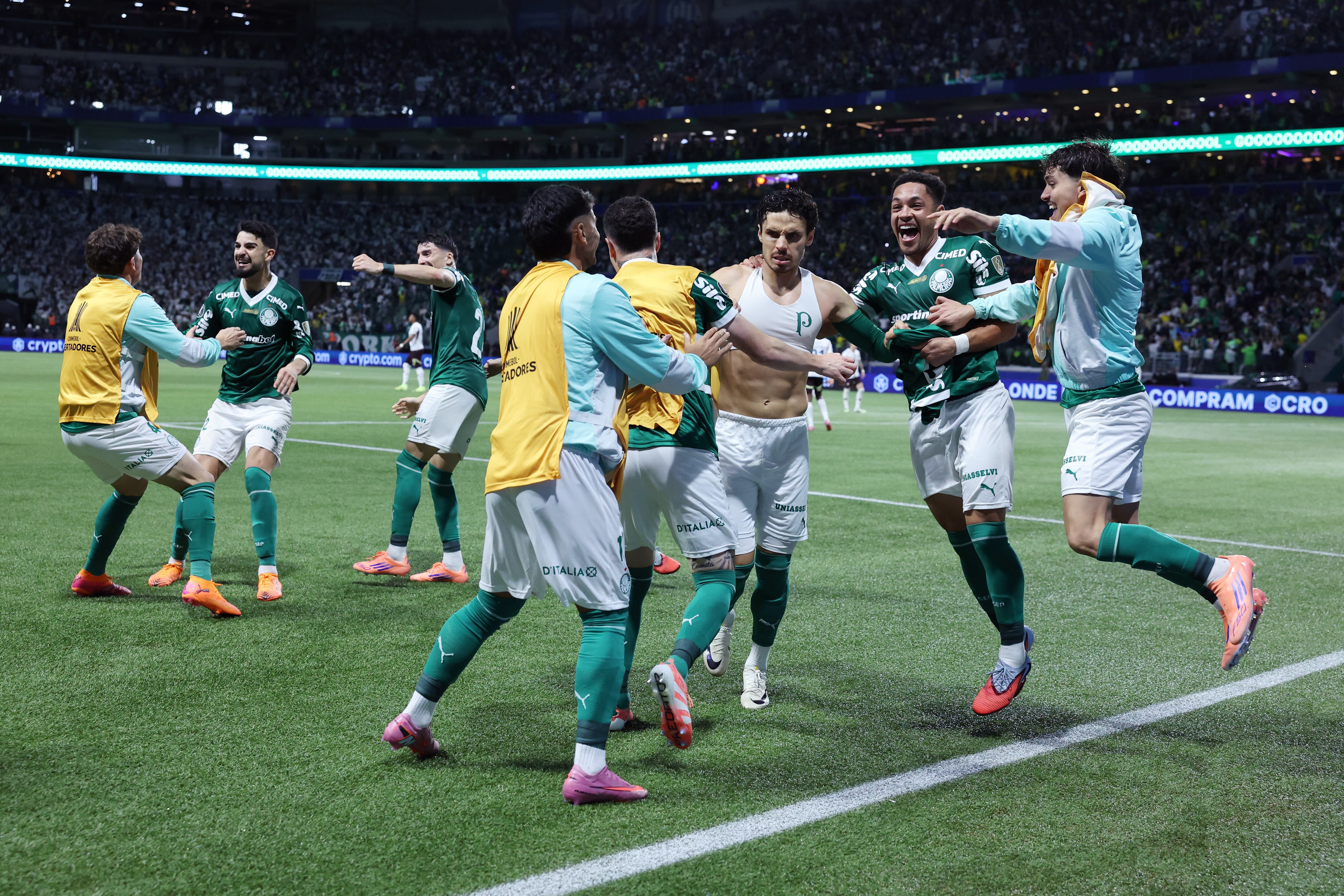 Raphael Veiga celebra el gol definitivo para la clasificación de Palmeiras ante Liga de Quito. (Photo by Alexandre Schneider/Getty Images)