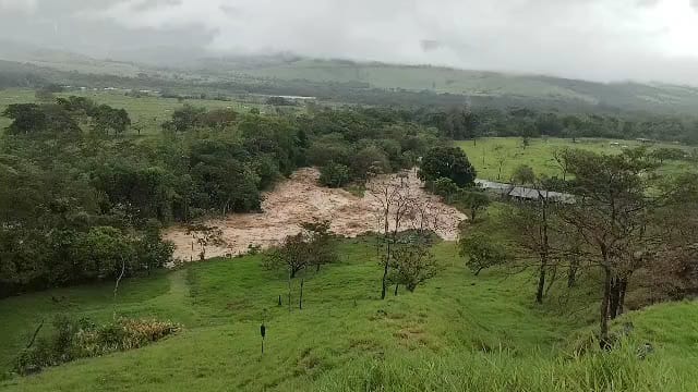Tres niños podrían quedarse sin escuela en la vereda La Colonia de San Luis de Gaceno, donde la creciente de una quebrada amenaza con destruir la sede educativa