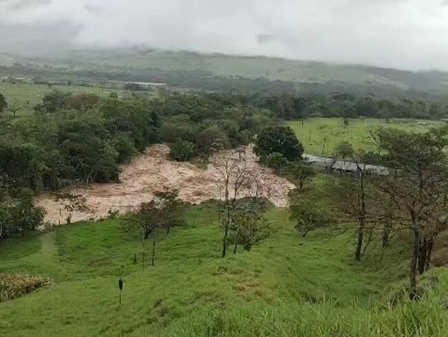 Tres niños podrían quedarse sin escuela en la vereda La Colonia de San Luis de Gaceno, donde la creciente de una quebrada amenaza con destruir la sede educativa
