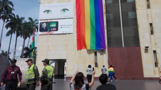 Volvieron a izar la bandera de la comunidad Lgbti en la Alcaldía de Bucaramanga. Foto: @LEO_CASTRO1 en Twitter