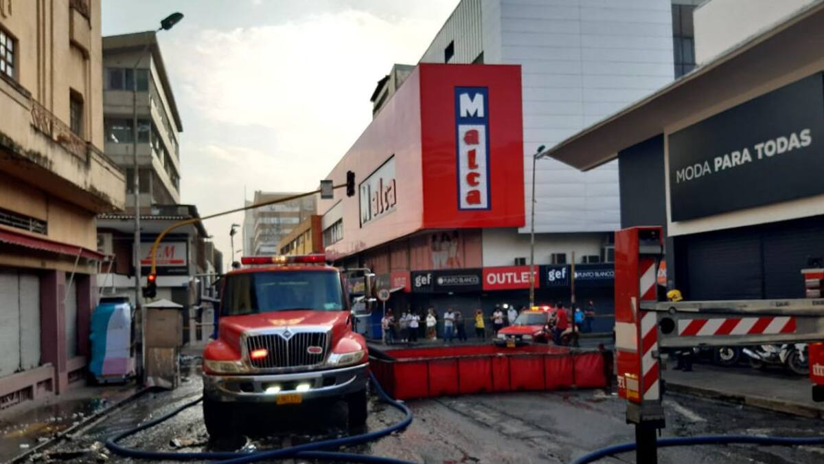 Después de 20 horas incendio estrutural en el centro de Cali, sigue activo