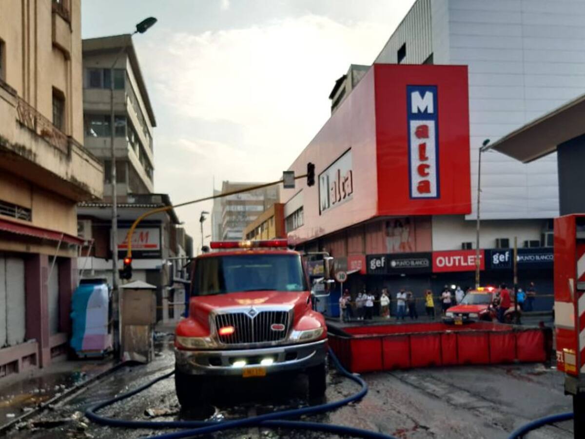 Después de 20 horas incendio estrutural en el centro de Cali, sigue activo