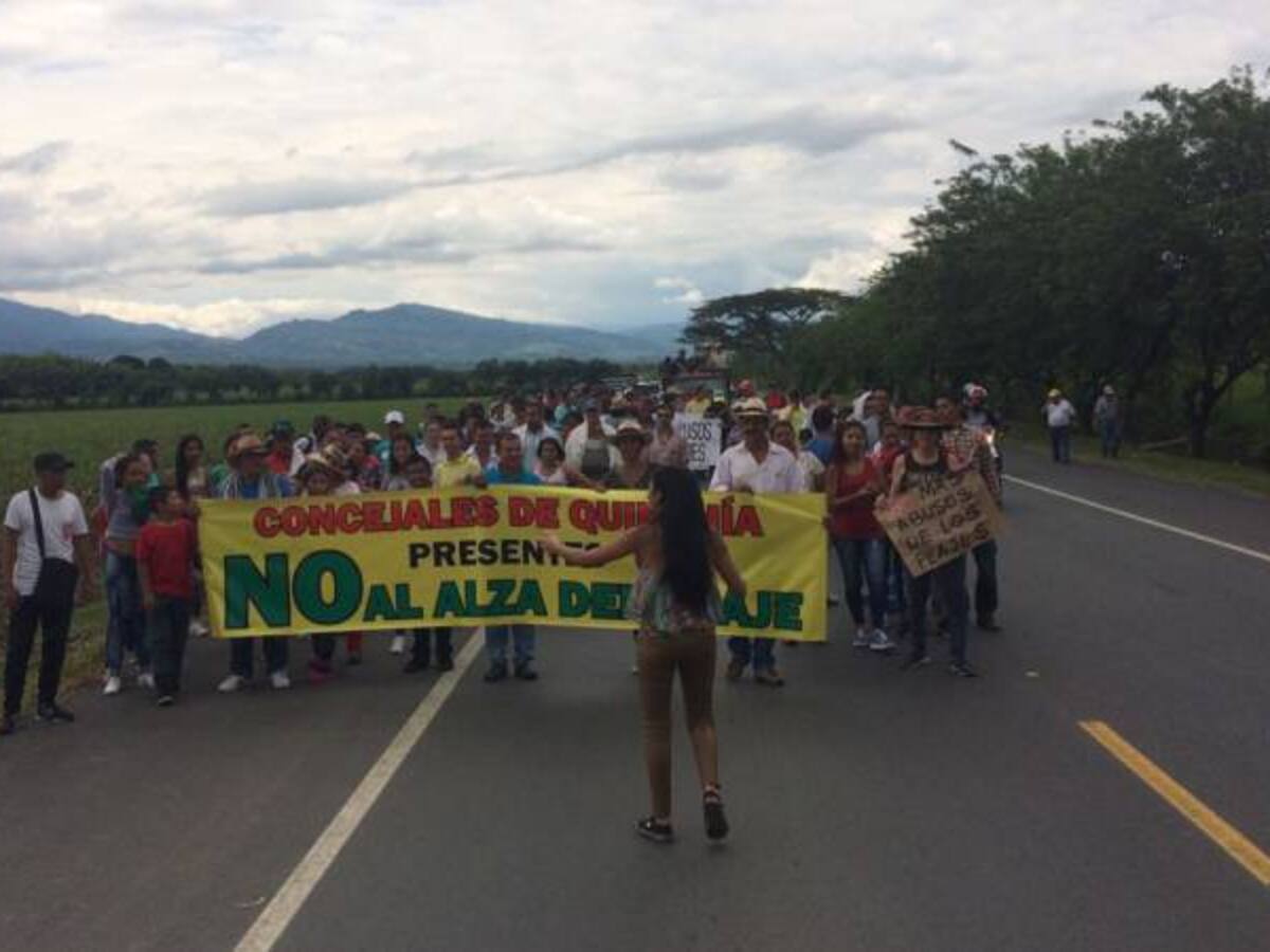 Más de 300 personas marcharon rechazando el aumento en el peaje de acapulco