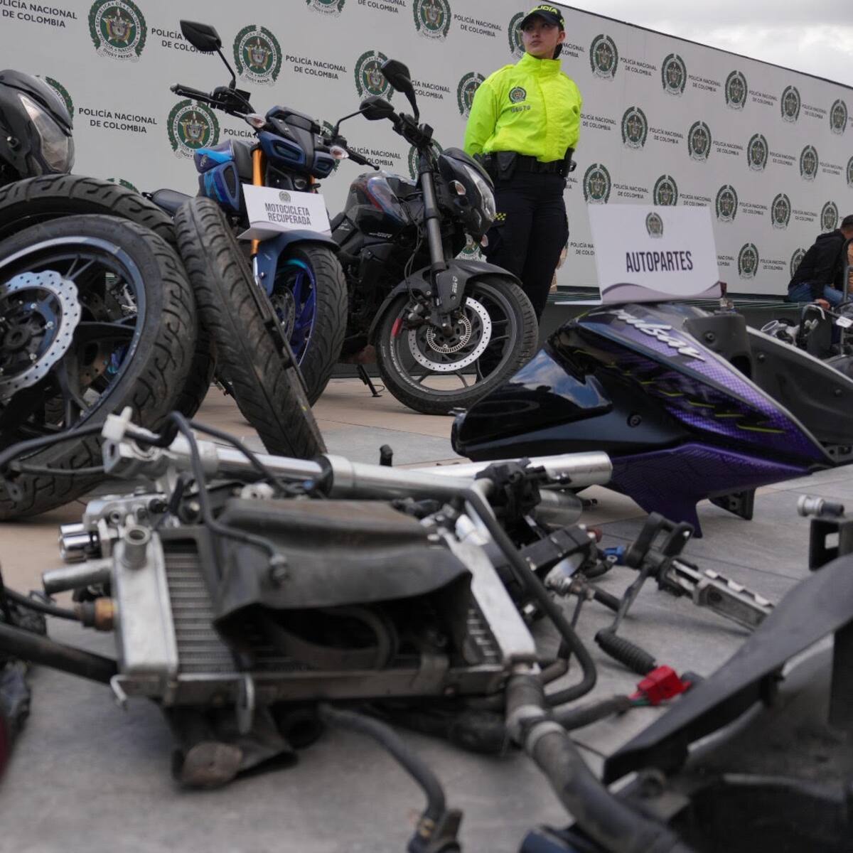 Ofensiva contra el robo de vehículos y autopartes en Bogotá: personas capturadas y motos recuperadas