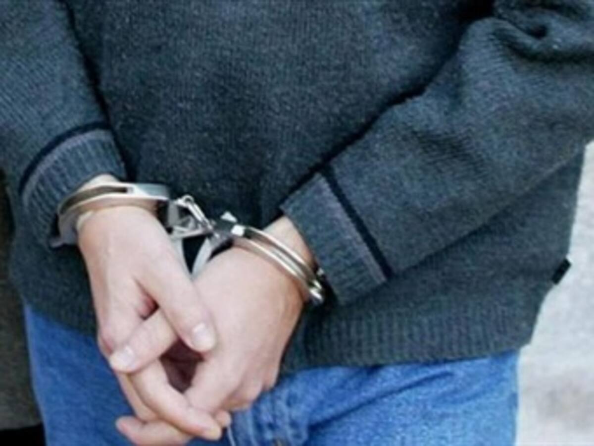 Un ladrón esposado huye en el vehículo de los policías que lo detuvieron