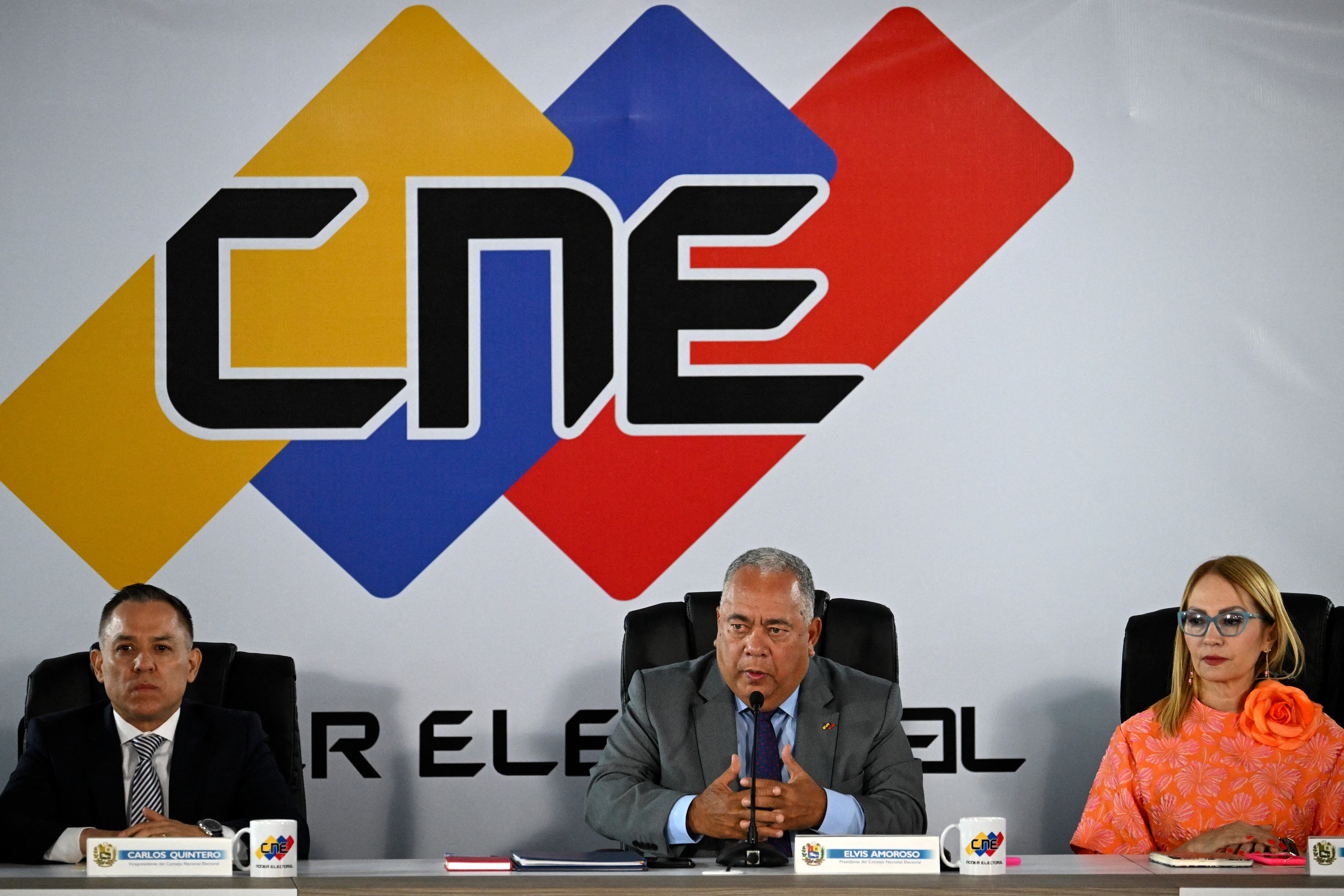 The President of Venezuela's National Electoral Council (CNE), Elvis Amoroso (C), speaks next to rectors Carlos Quintero (L) and Rosalba Gil. Photo by Federico Parra / AFP.