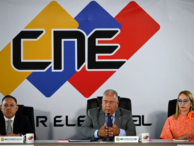 The President of Venezuela's National Electoral Council (CNE), Elvis Amoroso (C), speaks next to rectors Carlos Quintero (L) and Rosalba Gil. Photo by Federico Parra / AFP.